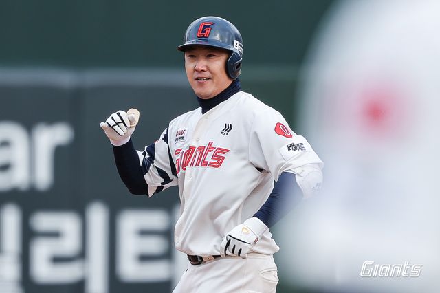 롯데 자이언츠 정훈이 30일 부산 사직야구장에서 열린 2025 신한 SOL Bank KBO리그 KT 위즈와의 팀 간 3차전에서 9회말 대타로 출전, 동점 1타점 2루타를 기록했다. 사진 롯데 자이언츠