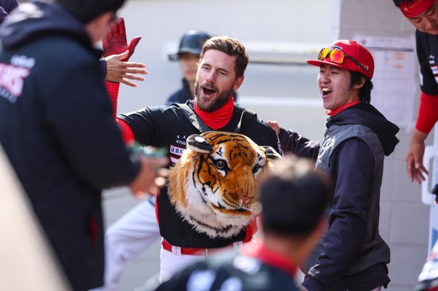 KIA 타이거즈 패트릭 위즈덤은 30일 대전 한화생명 볼파크에서 열린 2025 신한 SOL Bank KBO리그 한화 이글스와의 원정경기에서 2번타자 겸 1루수로 선발 출전했다. 이날 위즈덤은 팀이 1-2로 끌려가던 6회초 한화 선발 류현진을 상대로 시즌 4호 홈런을 터뜨렸다.&nbsp;KIA 타이거즈