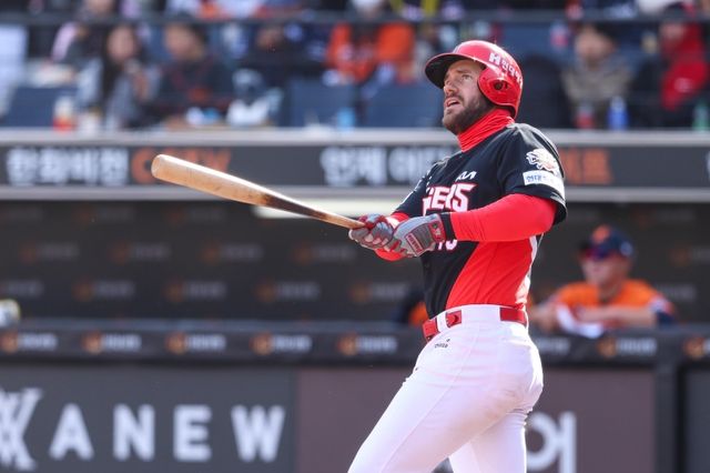 KIA 타이거즈 패트릭 위즈덤은 30일 대전 한화생명 볼파크에서 열린 2025 신한 SOL Bank KBO리그 한화 이글스와의 원정경기에서 2번타자 겸 1루수로 선발 출전했다. 이날 위즈덤은 팀이 1-2로 끌려가던 6회초 한화 선발 류현진을 상대로 시즌 4호 홈런을 터뜨렸다.&nbsp;KIA 타이거즈