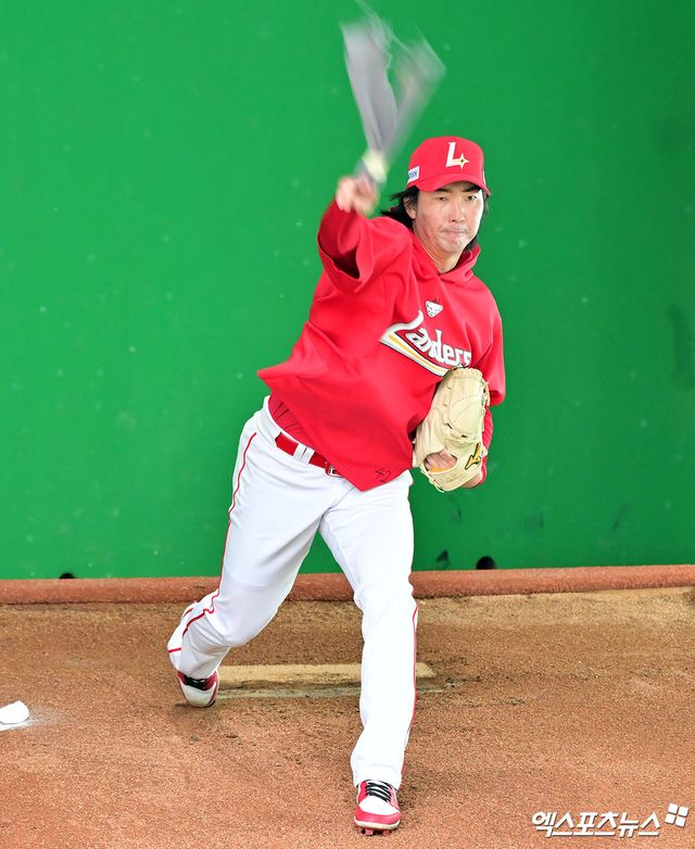 15일 오후 인천SSG랜더스필드에서 열리는 '2025 신한 SOL Bank KBO리그' LG 트윈스와 SSG 랜더스의 시범경기, SSG 문승원이 섀도우 피칭을 하고 있다. 엑스포츠뉴스 DB