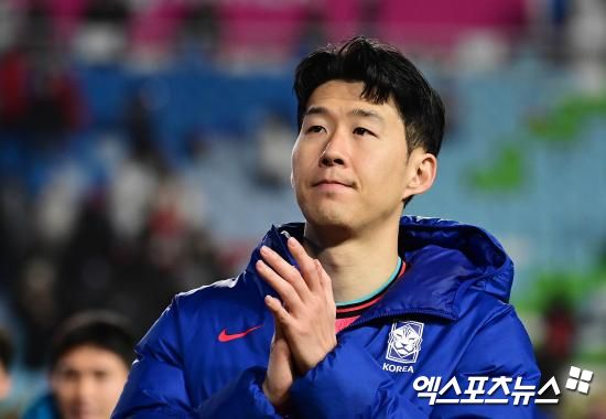 일부 팬들이 손흥민의 사회관계망서비스(SNS)에 댓글로 경북 지역 산불 피해 기부를 하라는 식으로 악플을 달기 시작했다.&nbsp; 일부 커뮤니티에서는 유명인 산불 기부 명단을 만들고 이른바 '기부 강요'를 하는 분위기를 만들어 눈쌀을 찌뿌리게 하고 있다.&nbsp;엑스포츠뉴스DB