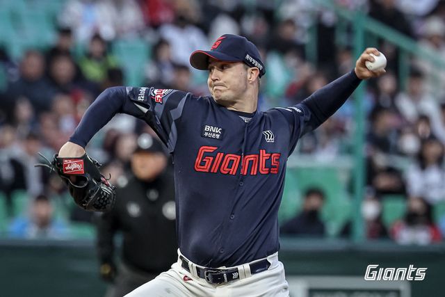 롯데 자이언츠 외국인 투수 터커 데이비슨이 30일 부산 사직야구장에서 열린 2025 신한 SOL Bank KBO리그 KT 위즈와의 팀 간 3차전에 선발등판, 6.1이닝 2실점으로 호투했다. 사진 롯데 자이언츠