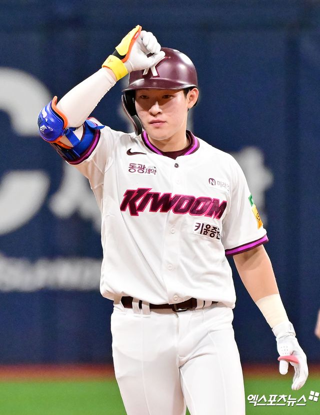 28일 오후 서울 구로구 고척스카이돔에서 열린 '2025 신한 SOL Bank KBO리그' SSG 랜더스와 키움 히어로즈의 경기, 2회말 키움 전태현이 2루타를 날린 후 세리머니를 하고 있다. 엑스포츠뉴스 DB