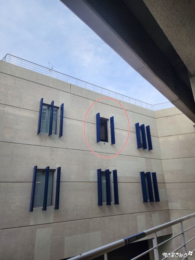 NC와 LG는 29일 창원 NC파크에서 '2025 신한 SOL Bank KBO 리그' 정규시즌 2차전을 치렀다. 이날 오후 5시 20분경 경기장 내 구조물이 추락해 관중 3명을 다치게 했고, 30일 경기가 시설문 안전점검 사유로 취소됐다. 창원, 박정현 기자