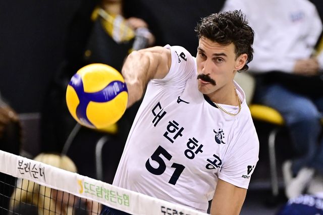 대한항공 카일 러셀이 30일 의정부에서 열린 V리그 남자부 플레이오프 3차전 KB손해보험과의 경기에서 공격하고 있다. KOVO