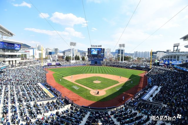 NC와 SSG는 다음달 1~3일 창원 NC파크에서 '2025 신한 SOL Bank KBO 리그' 정규시즌 1~3차전 맞대결을 치른다. 이 시리즈는 경기장 내 시설물 안전점검 사유로 무관중 경기가 펼쳐진다. 코로나19가 유행했던 2021년 이후 4년 만이다. 엑스포츠뉴스 DB