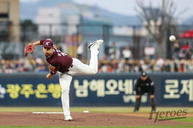 26일 오후 광주-KIA챔피언스필드에서 열린 '2025 신한 SOL Bank KBO리그' 키움 히어로즈와 KIA 타이거즈의 경기, 키움 선발 정현우가 5이닝 8피안타 7사사구 4탈삼진 6실점 4자책으로 승리투수가 됐다. 키움 히어로즈