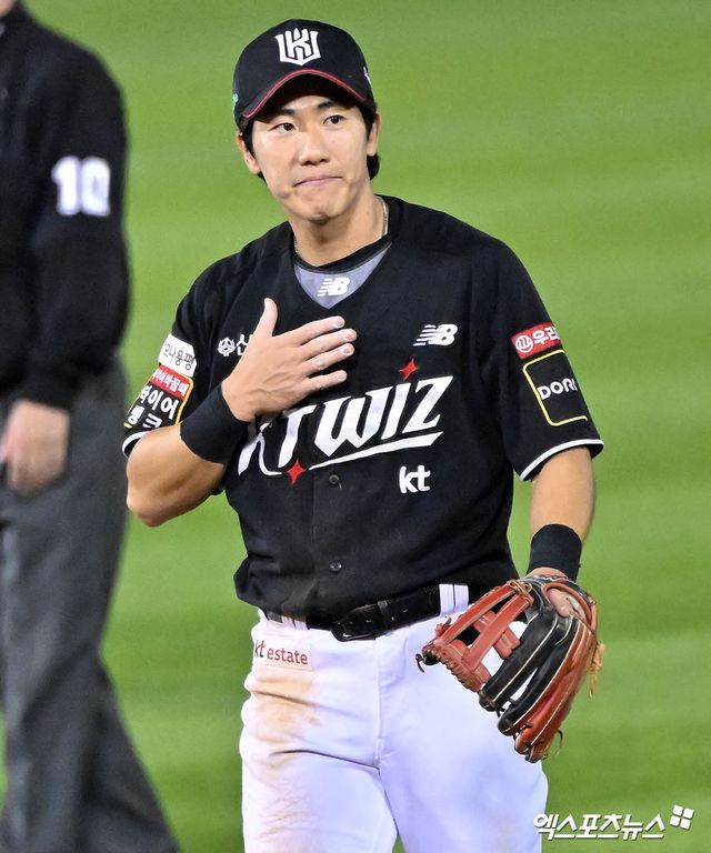 KT 위즈 내야수 오윤석이 30일 부산 사직야구장에서 열린 2025 신한 SOL Bank KBO리그 롯데 자이언츠전에서 7회초 동점 2타점 2루타를 때려냈다. 사진 엑스포츠뉴스 DB