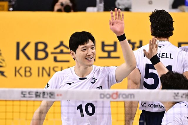 대한항공 정지석이 30일 의정부에서 열린 V리그 남자부 플레이오프 3차전 KB손해보험과의 경기에서 득점 후 하이파이브하고 있다. KOVO