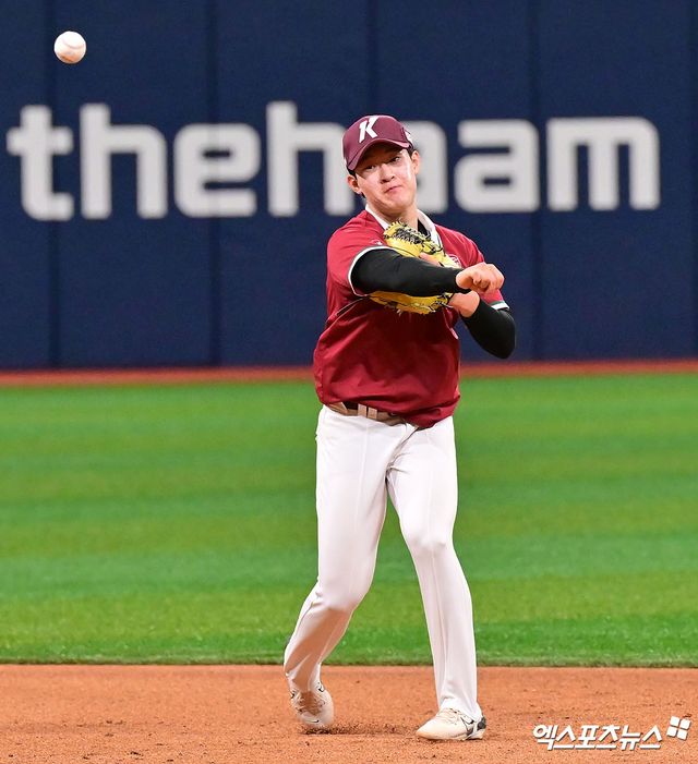 28일 오후 서울 구로구 고척스카이돔에서 열리는 '2025 신한 SOL Bank KBO리그' SSG 랜더스와 키움 히어로즈의 경기, 키움 전태현이 훈련에 임하고 있다. 엑스포츠뉴스 DB