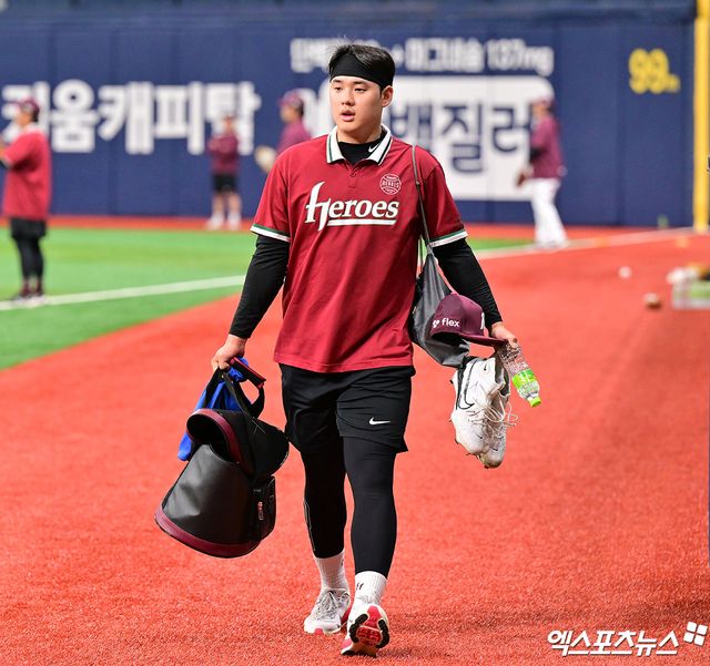 28일 오후 서울 구로구 고척스카이돔에서 열리는 '2025 신한 SOL Bank KBO리그' SSG 랜더스와 키움 히어로즈의 경기, 키움 정현우가 락커룸으로 이동하고 있다. 엑스포츠뉴스 DB