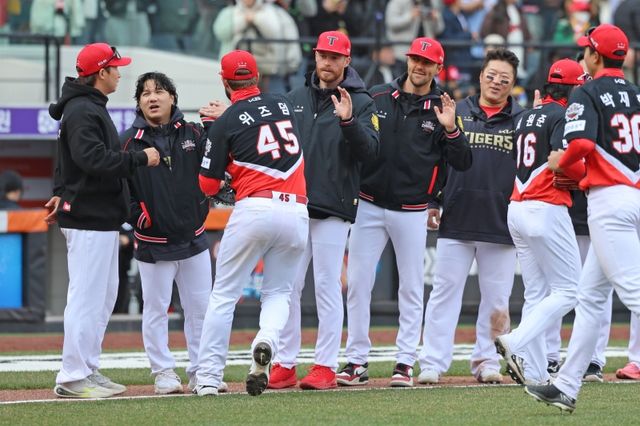 30일 대전 한화생명 볼파크에서 열린 2025 신한 SOL Bank KBO리그 KIA 타이거즈와 한화 이글스의 경기, KIA가 한화를 5-3으로 제압하고 5연패와 싹쓸이패 위기에서 벗어났다. 이날 2번타자 겸 1루수로 선발 출전한 위즈덤은 홈런 포함 2안타 2타점 1득점으로 팀 승리를 이끌었다. KIA 타이거즈