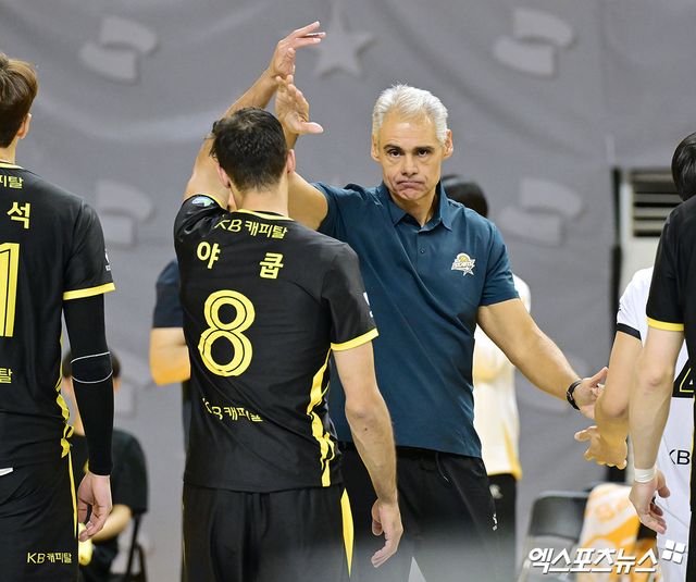 남자프로배구 KB손해보험 레오나르도 아폰소 감독이 경기 중 선수들을 격려하고 있다. 엑스포츠뉴스 DB