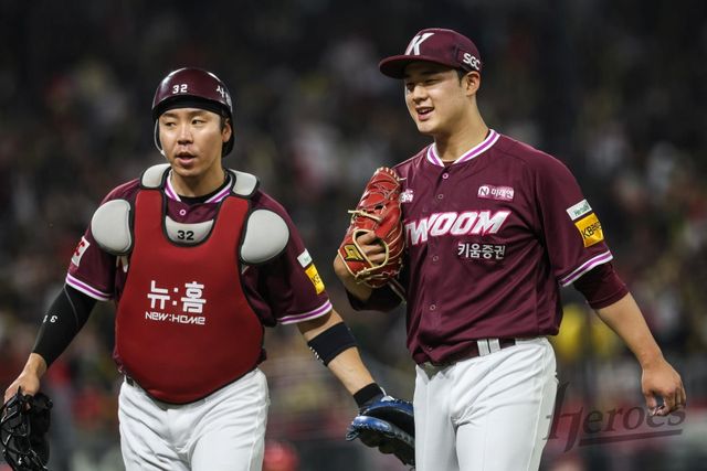 26일 오후 광주-KIA챔피언스필드에서 열린 '2025 신한 SOL Bank KBO리그' 키움 히어로즈와 KIA 타이거즈의 경기, 키움 선발 정현우가 5이닝 8피안타 7사사구 4탈삼진 6실점 4자책으로 승리투수가 됐다. 키움 히어로즈