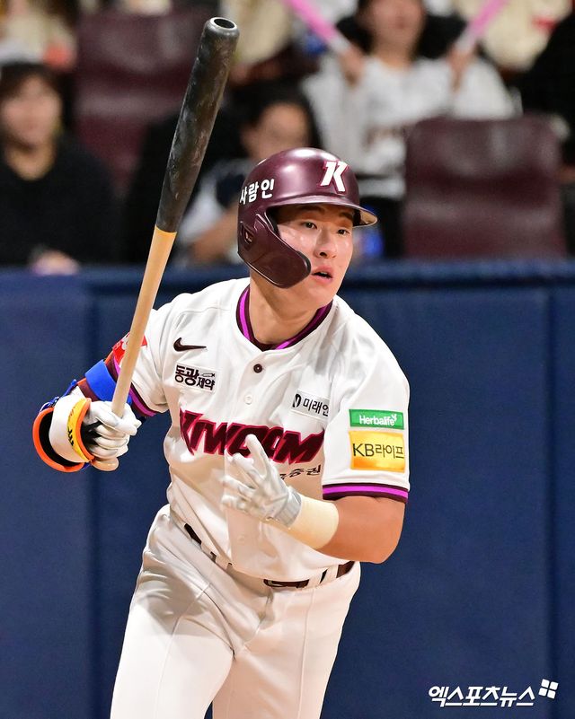 28일 오후 서울 구로구 고척스카이돔에서 열린 '2025 신한 SOL Bank KBO리그' SSG 랜더스와 키움 히어로즈의 경기, 2회말 키움 전태현이 2루타를 날리고 있다. 엑스포츠뉴스 DB