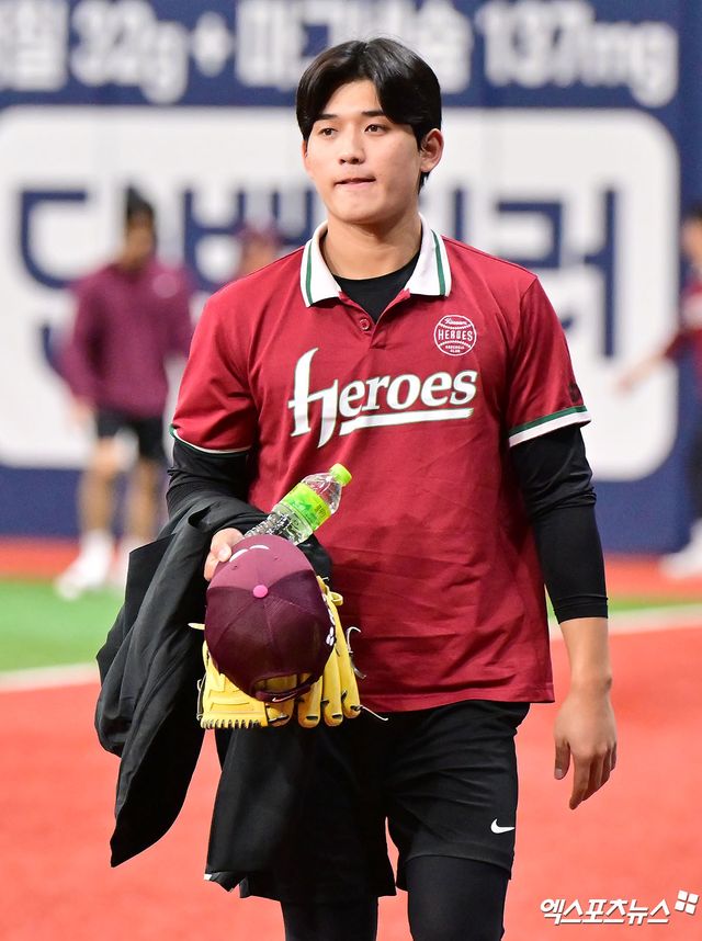 28일 오후 서울 구로구 고척스카이돔에서 열리는 '2025 신한 SOL Bank KBO리그' SSG 랜더스와 키움 히어로즈의 경기, 키움 이강준이 락커룸으로 향하고 있다. 엑스포츠뉴스 DB