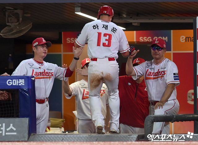 10일 오후 인천SSG랜더스필드에서 열린 '2024 신한 SOL Bank KBO리그' 한화 이글스와 SSG 랜더스의 경기, 7회말 2사 2루 SSG 이지영이 타석 때 득점한 하재훈이 더그아웃에서 이숭용 감독에게 축하를 받고 있다. 엑스포츠뉴스 DB
