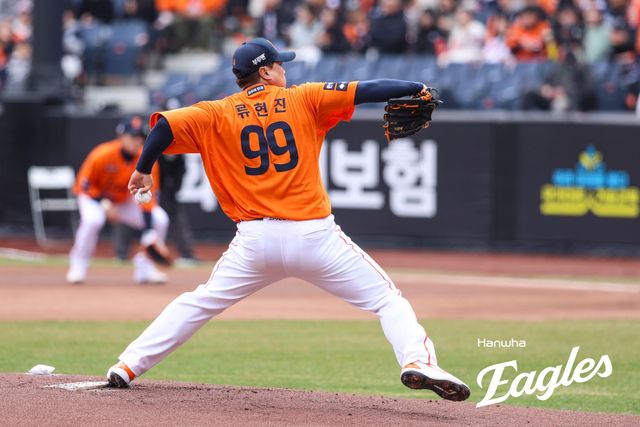 30일 대전 한화생명 볼파크에서 열린 2025 신한 SOL Bank KBO리그 KIA 타이거즈와 한화 이글스의 경기, 선발투수 류현진은 6이닝 2실점으로 퀄리티스타트를 달성하며 호투했으나 시즌 첫 승을 올리지 못했다. 한화 이글스