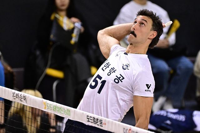 대한항공 카일 러셀이 30일 의정부에서 열린 V리그 남자부 플레이오프 3차전 KB손해보험과의 경기에서 공격하고 있다. KOVO