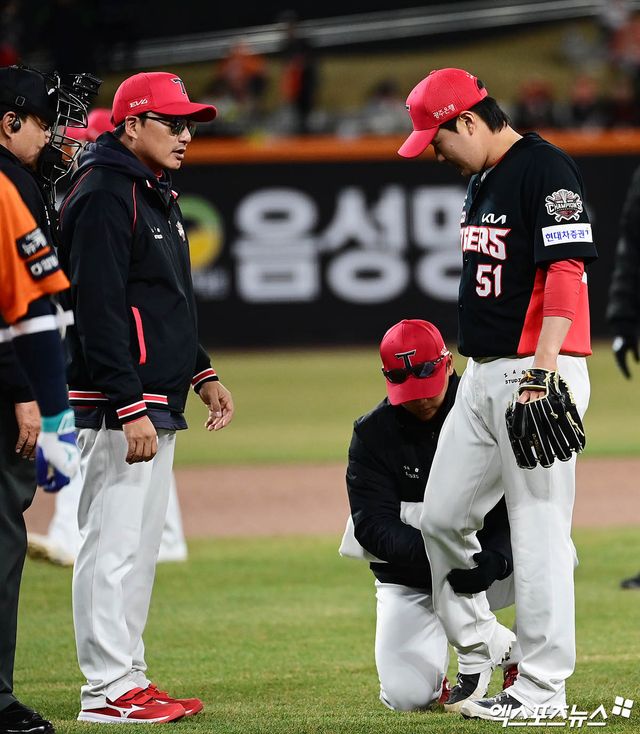 28일 오후 대전한화생명볼파크에서 열린 '2025 신한 SOL Bank KBO리그' 한화 이글스와 KIA 타이거즈의 경기, 7회말 KIA 전상현이 한화 노시환의 땅볼 타구에 발을 맞은 뒤 트레이너 및 정재훈 투수코치와 컨디션을 체크하고 있다. 엑스포츠뉴스 DB
