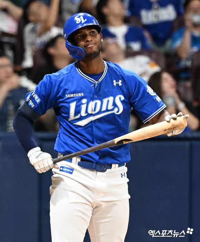 삼성 라이온즈 르윈 디아즈가 지난해 정규시즌 경기에서 타격한 뒤 아쉬워하고 있다. 엑스포츠뉴스 DB