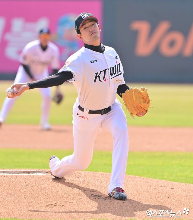 KT 위즈 고영표가 30일 부산 사직야구장에서 열린 2025 신한 SOL Bank KBO리그 롯데 자이언츠전에서 6이닝 2실점으로 호투했다. 사진 엑스포츠뉴스 DB