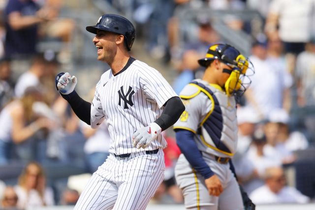 뉴욕 양키스가 30일 미국 뉴욕주 브롱스에 위치한 양키스타디움에서 열린 2025 MLB 밀워키와의 홈경기에서 20-9로 승리했다. 양키스 코디 벨린저가 1회말 무사에서 홈런을 때려낸 뒤 기뻐하고 있다. AFP 연합뉴스