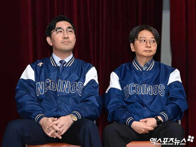 이진만 NC 대표이사(왼쪽)는 30일 창원 NC파크 기자실에서 취재진을 만나 사고 발생 후 경과와 이와 관련된 구단 대처 과정을 알렸다. 엑스포츠뉴스 DB