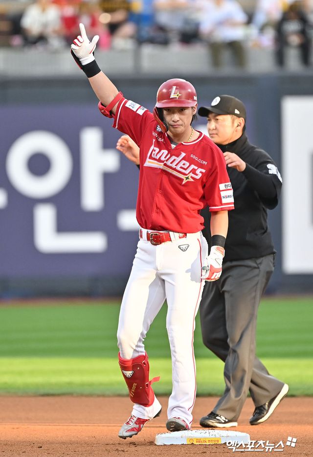 1일 오후 수원KT위즈파크에서 열린 '2024 신한 SOL Bank KBO리그' SSG 랜더스와 KT 위즈의 5위 결정전 경기, 3회초 1사 SSG 최지훈이 2루타를 날린 후 세리머니를 하고 있다. 엑스포츠뉴스 DB