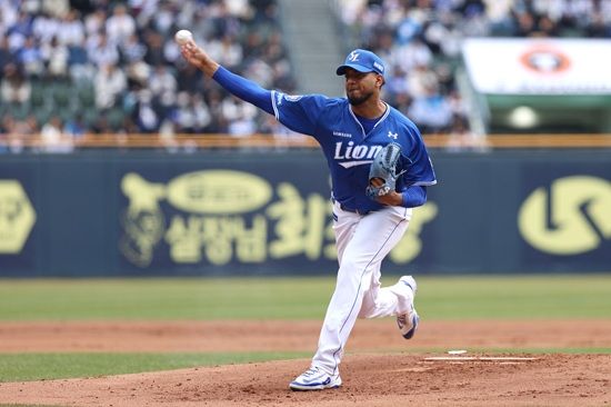 삼성 라이온즈 외국인 투수 대니 레예스가 30일 잠실 두산전에서 복귀전을 치러 5이닝 2실점으로 시즌 첫 승까지 달성했다. 삼성 라이온즈