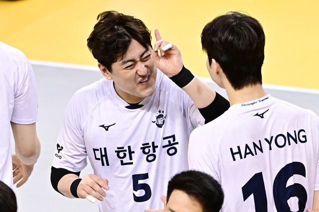 대한항공 유광우가 30일 의정부에서 열린 V리그 남자부 플레이오프 3차전 KB손해보험과의 경기에서 동료 정한용과 대화하고 있다. KOVO