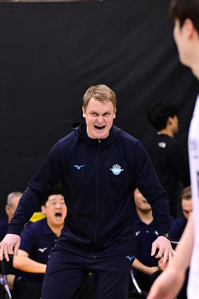 대한항공 토미 틸리카이넨 감독이 30일 의정부에서 열린 V리그 남자부 플레이오프 3차전 KB손해보험과의 경기에서 포효하고 있다. KOVO