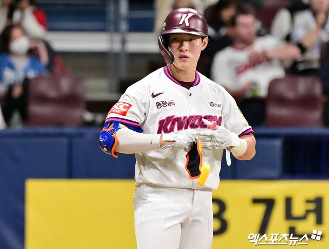 28일 오후 서울 구로구 고척스카이돔에서 열린 '2025 신한 SOL Bank KBO리그' SSG 랜더스와 키움 히어로즈의 경기, 5회말 2사 1,2루 키움 전태현이 볼넷으로 출루하고 있다. 엑스포츠뉴스 DB