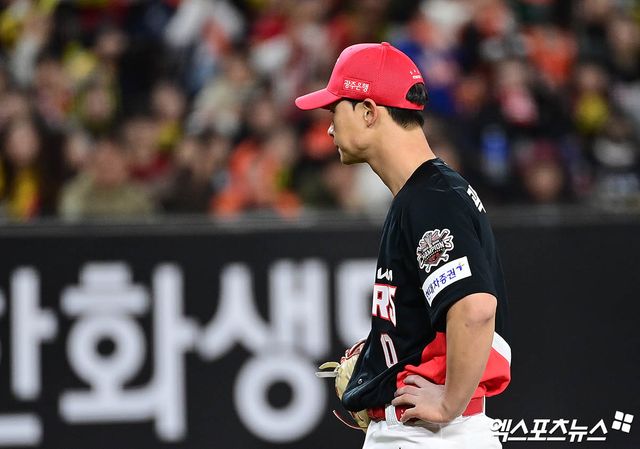 28일 오후 대전한화생명볼파크에서 열린 '2025 신한 SOL Bank KBO리그' 한화 이글스와 KIA 타이거즈의 경기, 7회말 2사 만루 KIA 곽도규가 한화 최인호에게 사구를 허용하며 밀어내기 실점을 한 뒤 아쉬워하고 있다. 엑스포츠뉴스 DB
