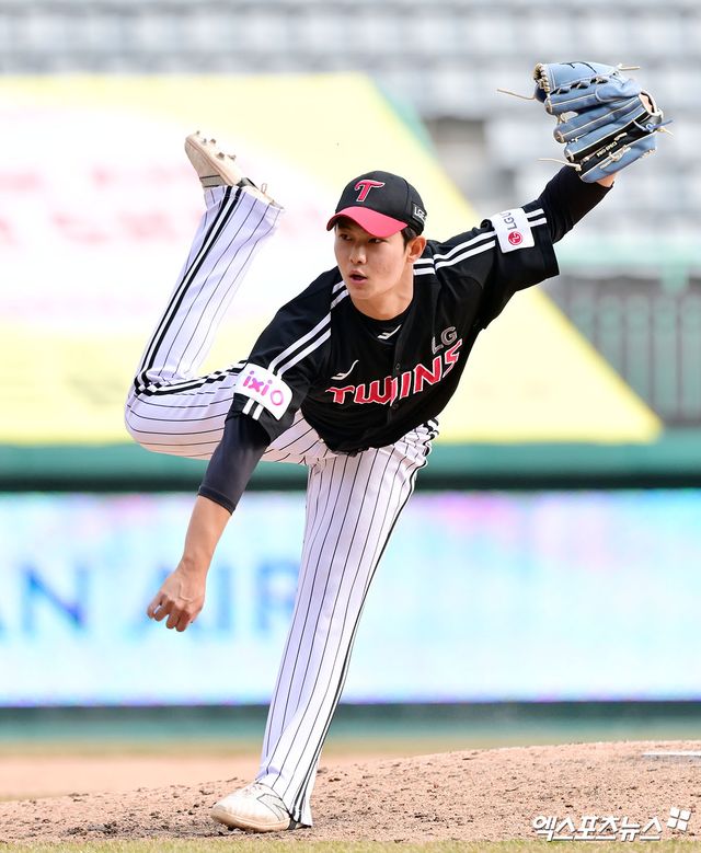 LG 투수 김영우는 29일 창원 NC파크에서 열린 '2025 신한 SOL Bank KBO 리그' NC와 정규시즌 2차전에서 구원 등판했다. 1이닝 무실점으로 KBO리그 데뷔전을 깔끔하게 마무리했다. 엑스포츠뉴스 DB