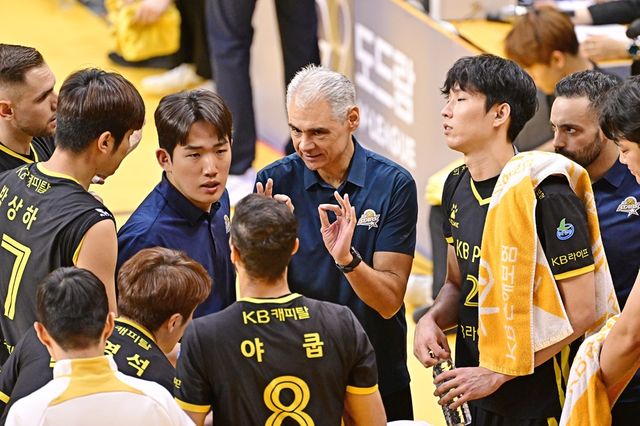 KB손해보험이 30일 의정부에서 열린 V리그 남자부 플레이오프 3차전 대한항공과의 경기에서 작전타임을 갖고 있다. KOVO