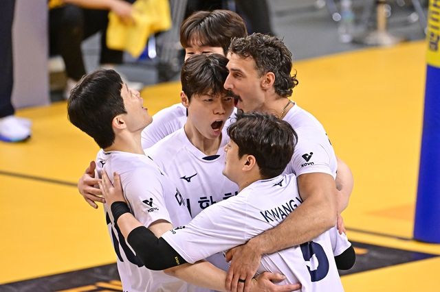 대한항공 선수들이 30일 의정부에서 열린 V리그 남자부 플레이오프 3차전 KB손해보험과의 경기에서 세리머니하고 있다. KOVO