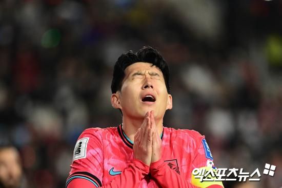 일부 팬들이 손흥민의 사회관계망서비스(SNS)에 댓글로 경북 지역 산불 피해 기부를 하라는 식으로 악플을 달기 시작했다.&nbsp; 일부 커뮤니티에서는 유명인 산불 기부 명단을 만들고 이른바 '기부 강요'를 하는 분위기를 만들어 눈쌀을 찌뿌리게 하고 있다.&nbsp;엑스포츠뉴스DB