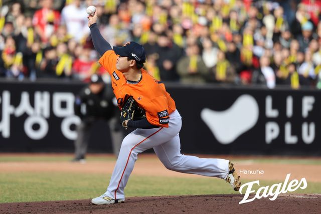 한화 이글스 김종수는 29일 대전 한화생명 볼파크에서 열린 2025 신한 SOL Bank KBO리그 KIA 타이거즈와의 홈경기에서 한화의 세 번째 투수로 등판, 1⅔이닝 무피안타 2볼넷 무실점으로 팀의 역전승 발판을 마련하고 1005일 만의 승리투수가 됐다. 한화 이글스