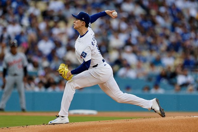 다저스 투수 사사키는 30일(한국시간) 다저스타디움에서 열린 '2025 메이저리그' 디트로이트전에서 선발 등판했다. 볼넷 4개를 내주는 등 제구 난조에 발목이 잡혀 1⅔이닝 2실점을 기록한 뒤 마운드를 내려왔다. 연합뉴스 AFP