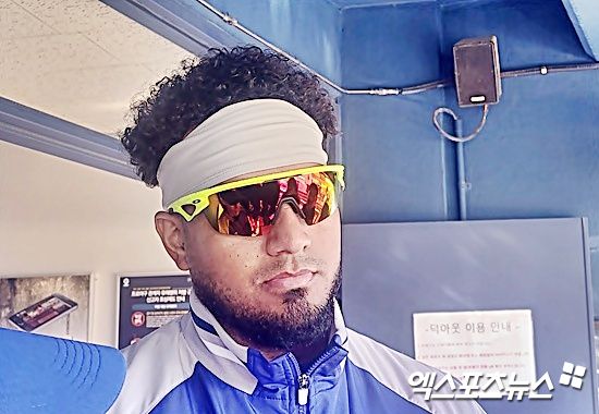 삼성 라이온즈 외국인 투수 대니 레예스가 30일 잠실 두산전에서 복귀전을 치러 5이닝 2실점으로 시즌 첫 승까지 달성했다. 잠실, 김근한 기자