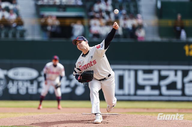 롯데 자이언츠 외국인 투수 터커 데이비슨이 30일 부산 사직야구장에서 열린 2025 신한 SOL Bank KBO리그 KT 위즈와의 팀 간 3차전에 선발등판, 6⅓이닝 4피안타 2볼넷 5탈삼진 2실점을 기록했다. 사진 롯데 자이언츠