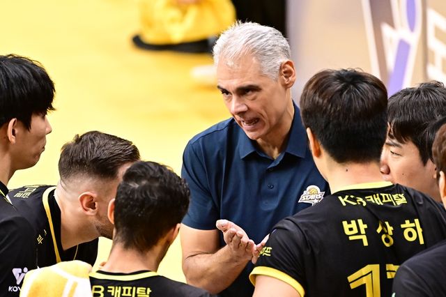 KB손해보험 레오나르도 아폰소 감독이 30일 의정부에서 열린 남자부 V리그 포스트시즌 플레이오프 3차전 대한항공과의 홈경기에서 작전타임을 갖고 있다. KOVO