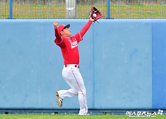 25일 오후 일본 오키나와 온나손 구장에서 열린 SSG 랜더스와 삼성 라이온즈의 연습경기, SSG 하재훈이 삼성 심재훈의 파울 타구를 잡아내고 있다. 엑스포츠뉴스 DB