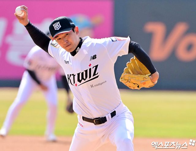 KT 위즈 토종 에이스 고영표가 30일 부산 사직야구장에서 열린 2025 신한 SOL Bank KBO리그 롯데 자이언츠와의 팀 간 3차전에서 선발등판, 6이닝 2실점으로 호투했다. 사진 엑스포츠뉴스 DB