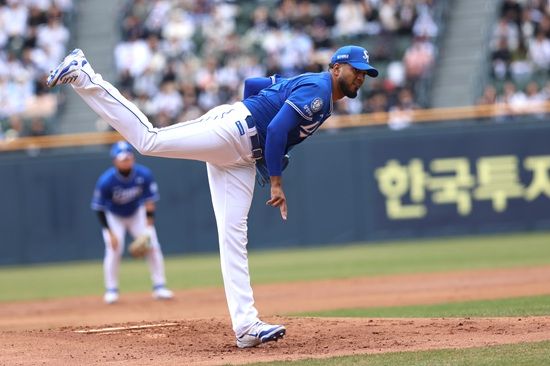 삼성 라이온즈가 30일 잠실 두산전에서 선발 투수 레예스의 복귀승과 구자욱의 결승타로 주말 위닝시리즈를 달성했다. 삼성 라이온즈