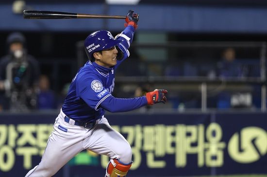 삼성 라이온즈가 30일 잠실 두산전에서 선발 투수 레예스의 복귀승과 구자욱의 결승타로 주말 위닝시리즈를 달성했다. 삼성 라이온즈