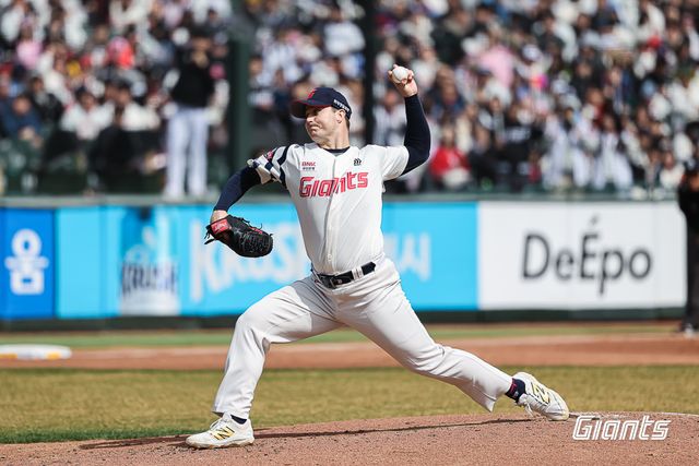 롯데 자이언츠 외국인 투수 터커 데이비슨이 30일 부산 사직야구장에서 열린 2025 신한 SOL Bank KBO리그 KT 위즈와의 팀 간 3차전에 선발등판, 6⅓이닝 4피안타 2볼넷 5탈삼진 2실점을 기록했다. 사진 롯데 자이언츠