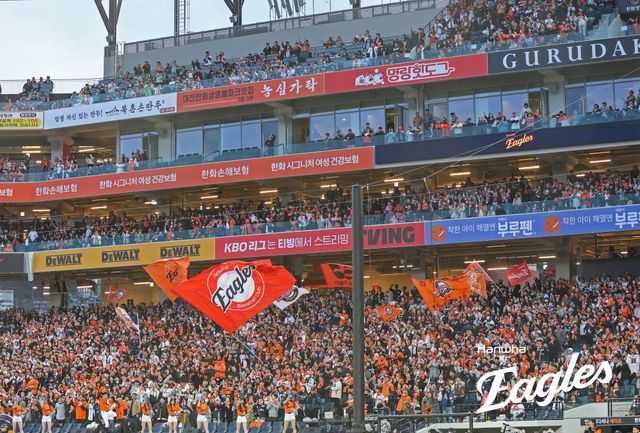 한화 이글스는 30일 대전 한화생명 볼파크에서 2025 신한 SOL Bank KBO리그 KIA 타이거즈와 한화의 팀 간 3차전에서 오후 1시 14분 1만7000석 전석 매진을 달성하며 13경기 연속 매진 기록을 작성했다. 한화 이글스
