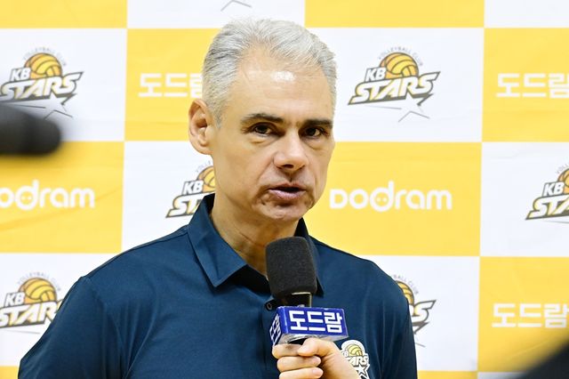 KB손해보험 레오나르도 아폰소 감독이 30일 의정부에서 열린 남자부 V리그 포스트시즌 플레이오프 3차전 대한항공과의 홈경기에서 인터뷰에 임하고 있다. KOVO